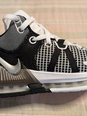 Nike Lebron Witness VII DM1123-100 White/Black Basketball Shoes Mens Sizes 10.5